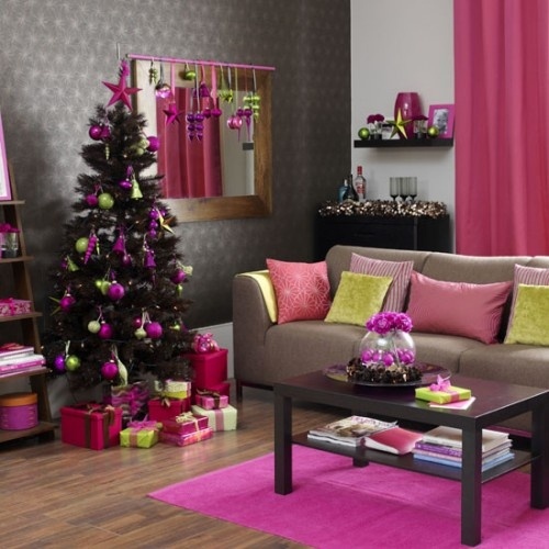 kunterbunte weihnachtsdeko wohnzimmer baumschmuck violett grün