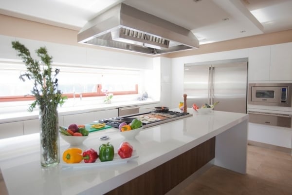küchenblock weiße keramikplatten holzelemente ausstattung modern profesionell villa esmeralda