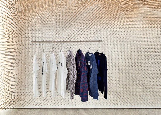 shop design trendig dekowand metallschiene kleidung minimalistisch