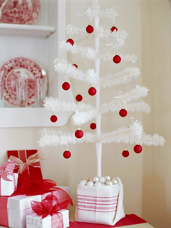 last-minute-weihnachtsdeko idee weihnachtsbaum weiß rote kugeln