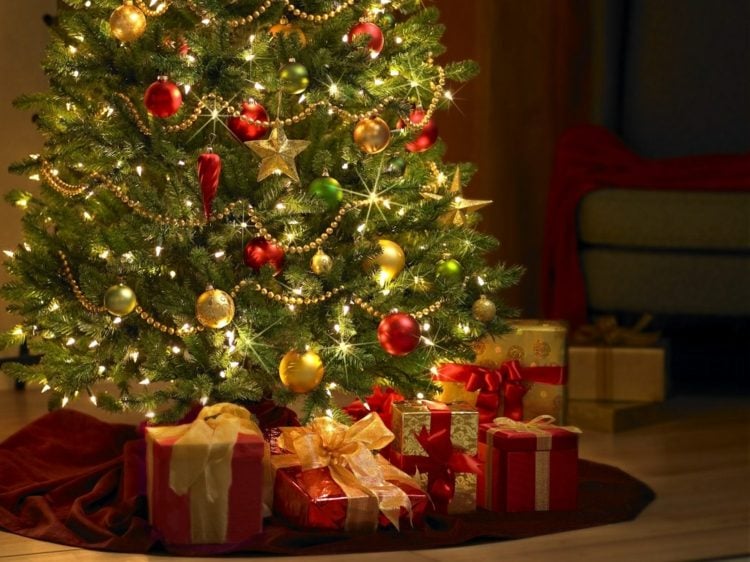 lichterketten am weihnachtsbaum perlen kugeln sterne geschenke