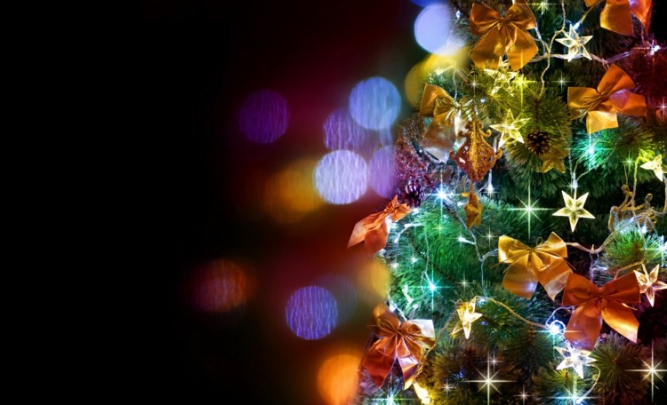 lichterketten am weihnachtsbaum stern form gelb bunter schmuck