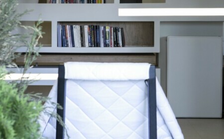 moderne Wohnung einrichten renovieren schöne Wohnwand weißer Stuhl
