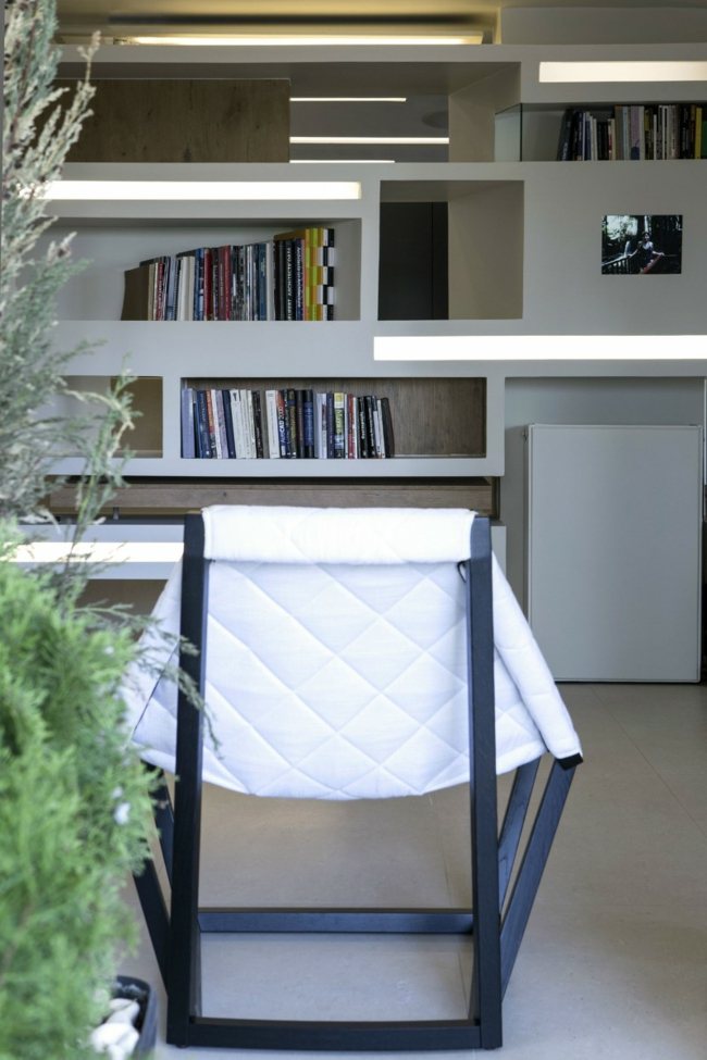 moderne Wohnung schöne Wohnwand weißer Stuhl