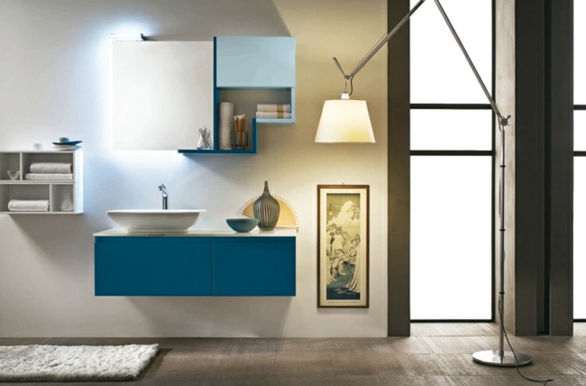 moderne minimalistische Badmöbel blaue Farbe schöne Deko Elemente exotisch