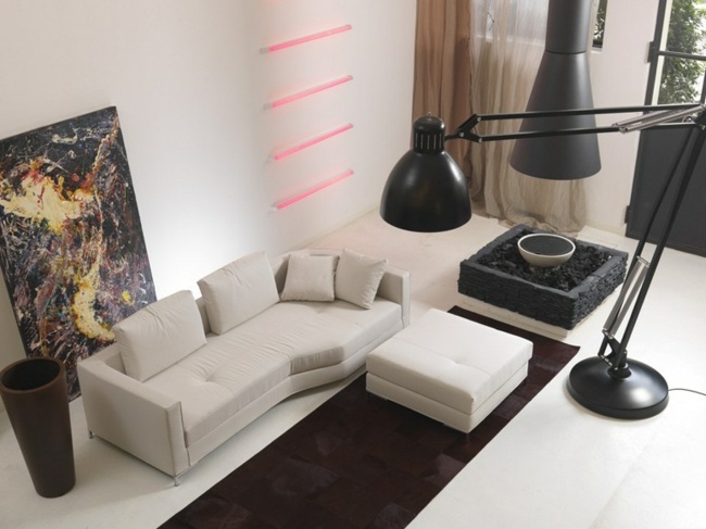 modernes Wohnzimmer neutrale Farben Wandbeleuchtung Sofa Hocker Polstermöbel