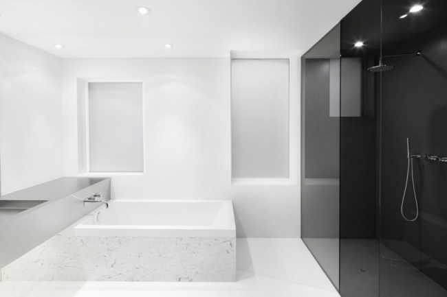 modernes badezimmer edelstahl waschtischgrauer epoxidharz dusche