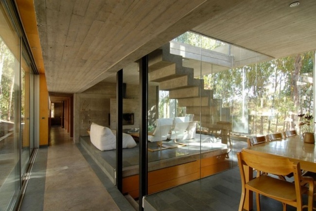 modernes flachdachhaus beton glas treppe holz möbel