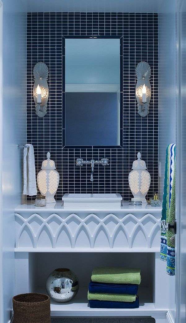 feuchtraum trendig sattes blau keramik fliesen dunkel boden belag waschtisch waschbecken deko spiegel