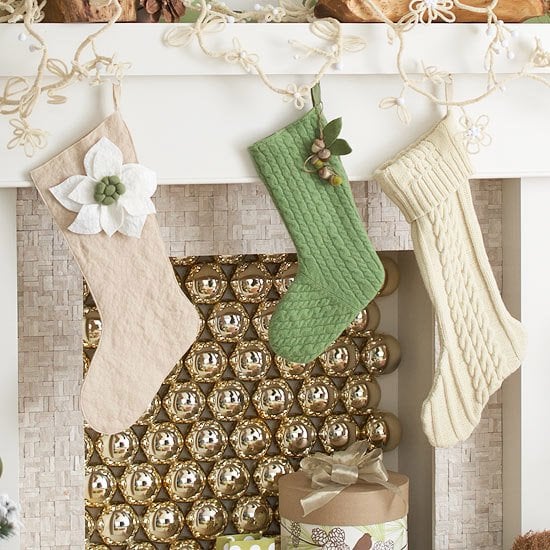 nikolausstiefel dekorieren kaminsims weihnachtsdeko leinen filz alte pullis