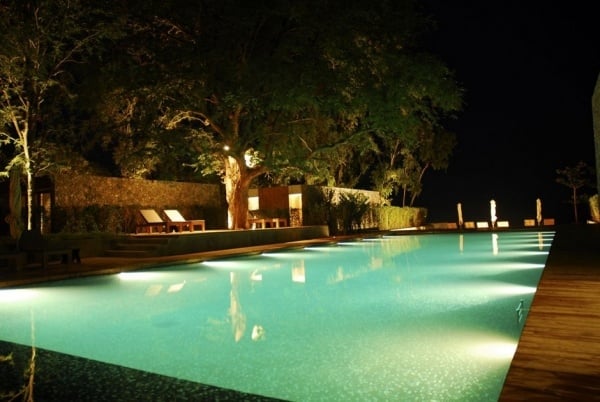 schwimmbad luxus ferienhaus thailand modern design passende beleuchtung