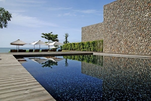 schwimmbad panoramablick meer thailand naturmaterialien trendig