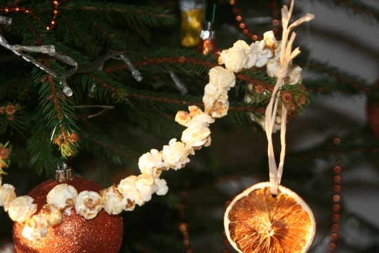popcorn girlanden weihnachtsbaum kinder bastelideen