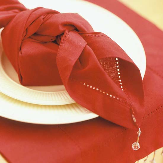 rote serviette teller weihnachten knoten binden 
