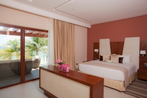 schlafzimmer trendig möblierung farbschema villa esmeralda luxus wandverglasung