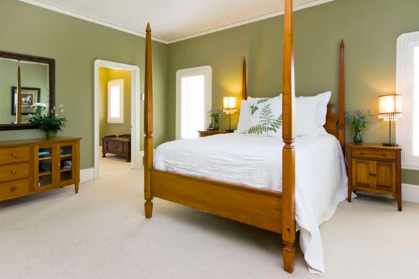 schlafzimmer trendig ausstattung trendfarben herbst moos grün kombination helles holz innendesign interieur