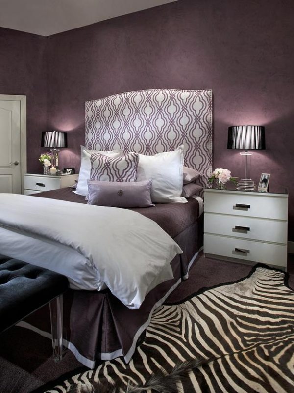 schlafzimmer modern interieur m;glichkeiten wand streichen sattes violett dekoelemente-zebramuster schränke wandlampen weiß