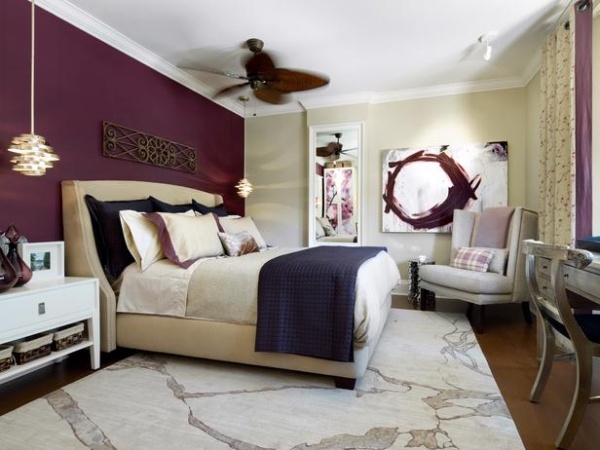 schlafzimmer modern wandfarbe lila weiß kontrastfarben akzente teppich weiß möglichkeiten bodenbelag beleuchtung dekoelemente