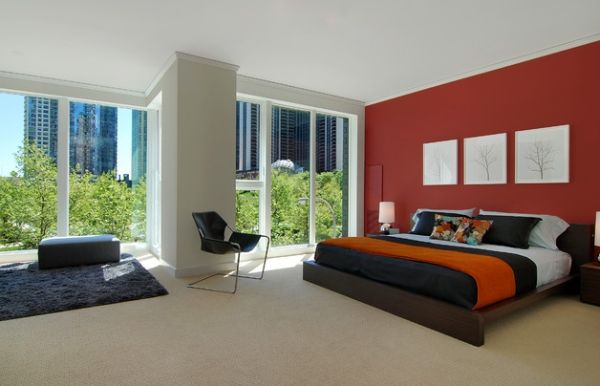 schlafzimmer einrichtung modern farbtendenzen wandfarbe hellrot abstimmung weiß art dekoelemente innendesign