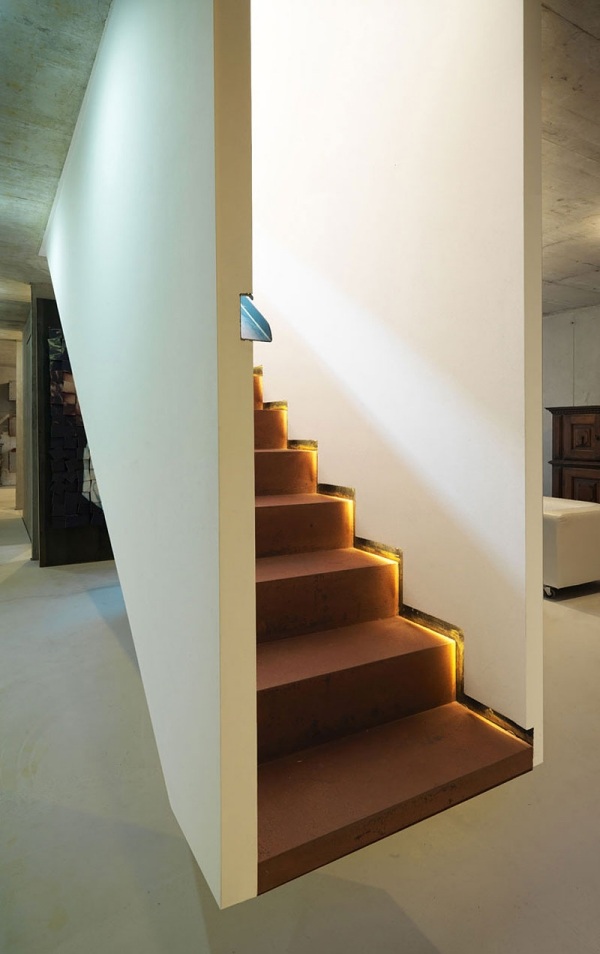 modern schmale treppen integrierte leuchte betonhaus innendesign 