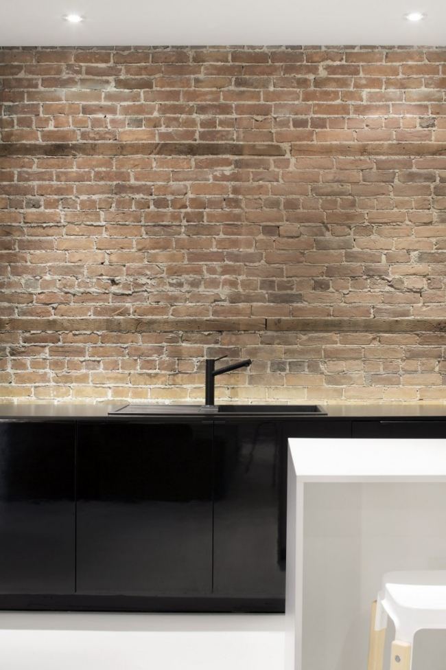 schwarze küchenzeile hochglanzfronten backstein küchenrückwand