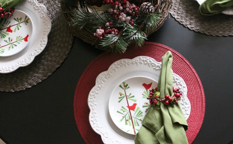 servietten-deko zu weihnachten gruen tannenbaum figur ring beeren kranz