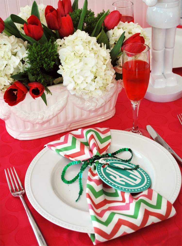 servietten-deko zu weihnachten rot gruen weiss traditionellfarben tischdeko tulpen