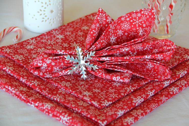 servietten-deko zu weihnachten rot weisse schneeflocken serviettenring faecher