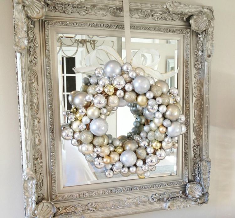 silberne weihnachtsdekoration kranz kugeln gold spiegel vintage rahmen