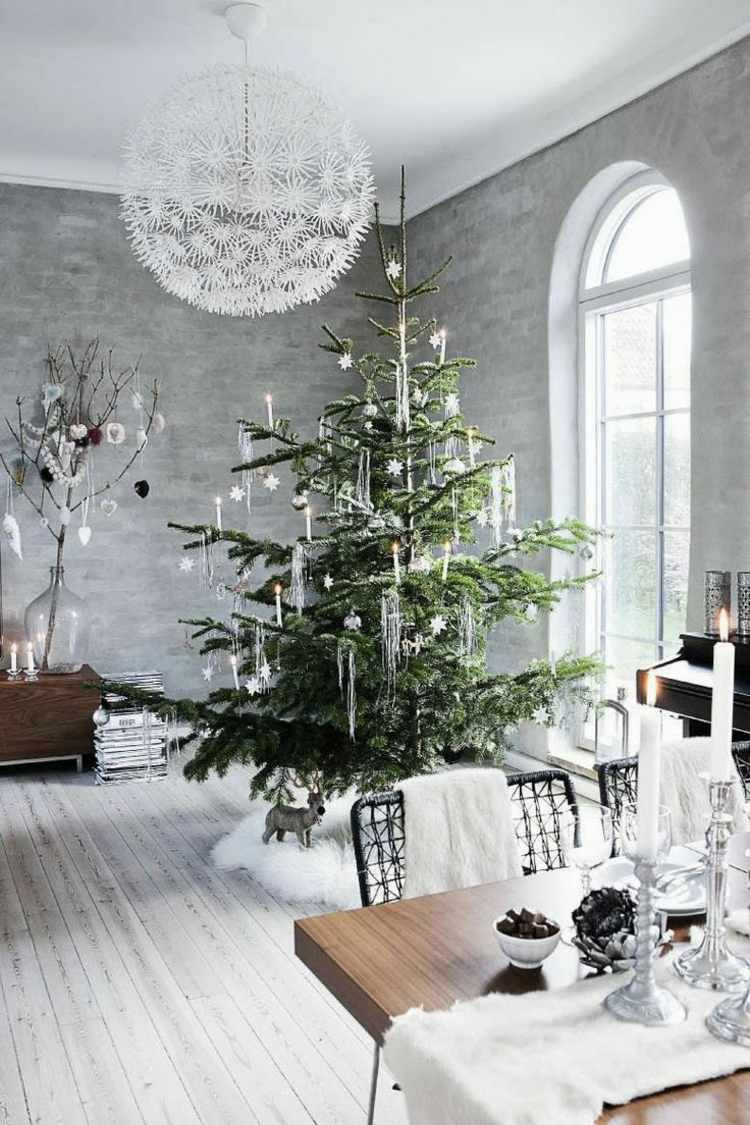 silberne weihnachtsdekoration modern wohnzimmer esszimmer beton wand tanne