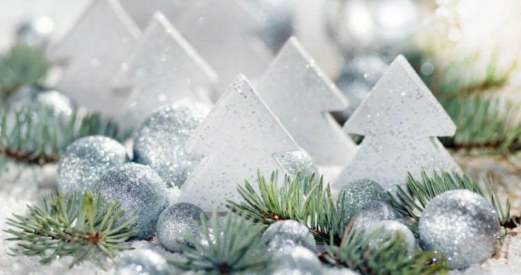 silberne weihnachtsdekoration tannen glitzer christbaumkugeln tannengruen