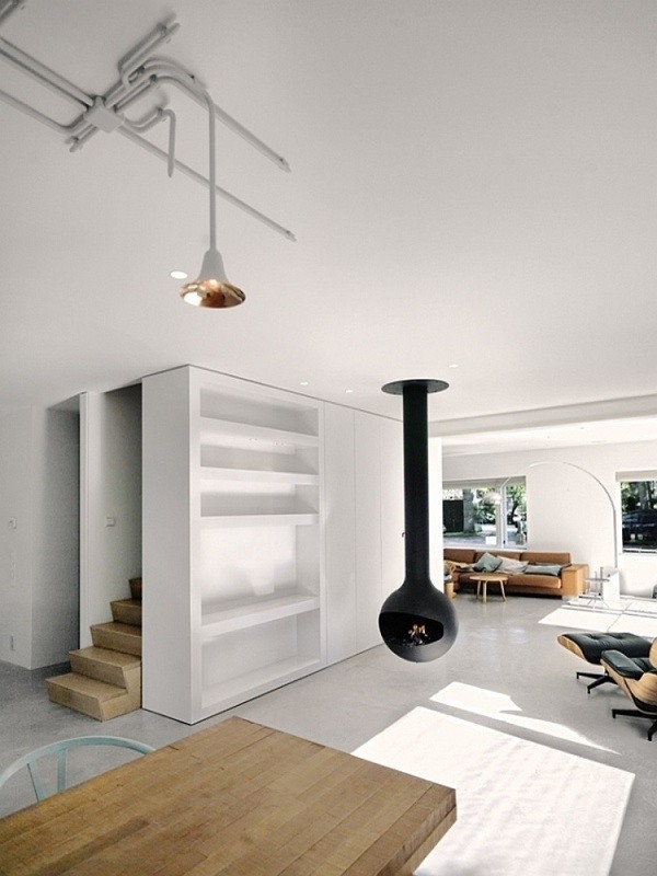 puristisch Design indoor Kamin hängend Innentreppe Holz hell Tisch weiß-Wand