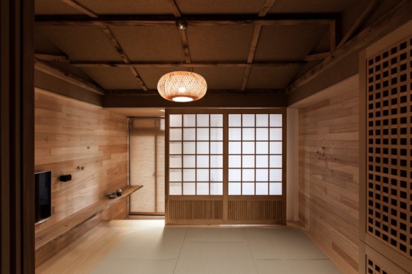 wohnzimmer haus japanisch bambus holzverkleidung beleuchtung innendesign trendig