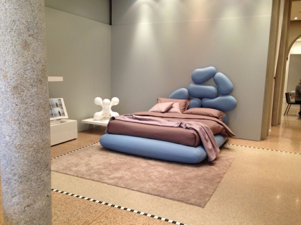 stilvolles Bett  Hersteller Möbel Messe Ausstellungsraum