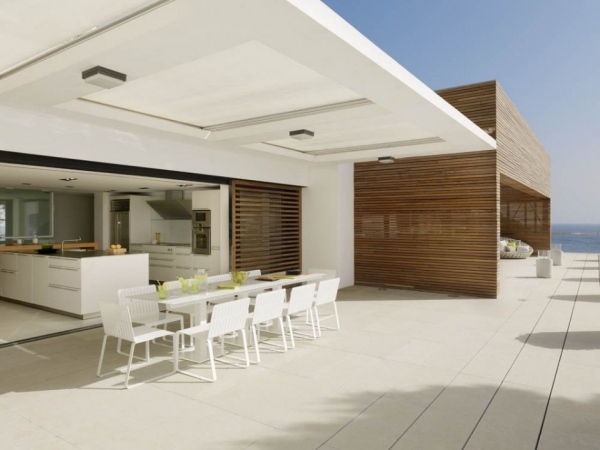 terrasse esstisch vorschläge bodenbelag weiß grundfarbe trendig innendesign