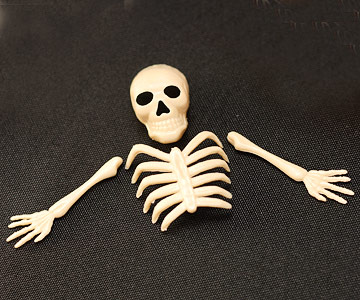 tischdeko halloween party ideen skelett teile schwarze tischdecke