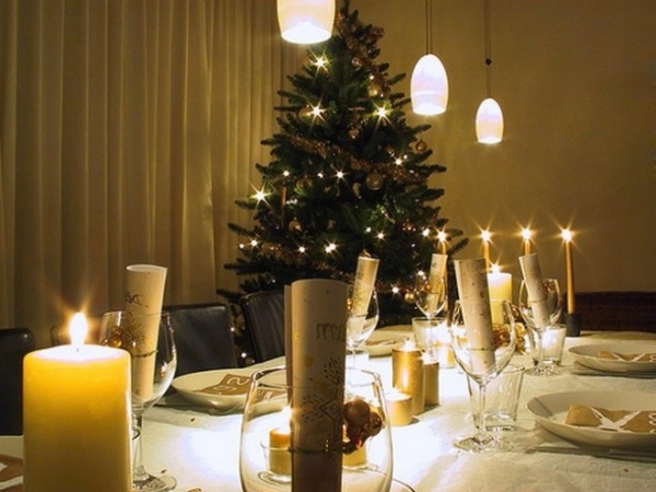 tafel weihnachten speisekarten weingläser goldene kerzen