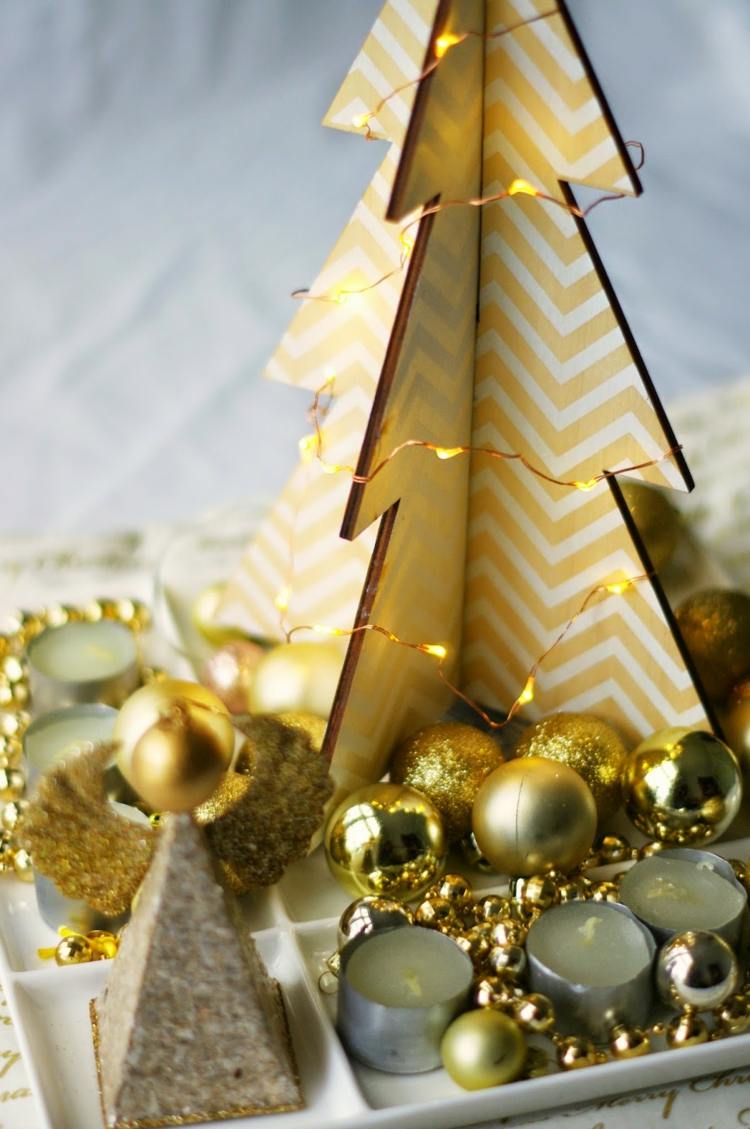 tischdeko zu weihnachten arrangement tanne zickzack gold kugeln