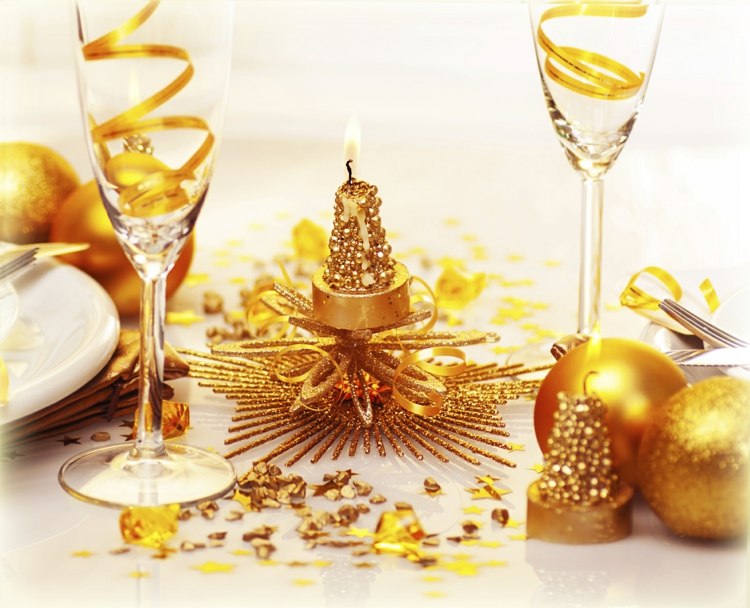 tischdeko zu weihnachten gold kerzenhalter glaeser sekt christbaumschmuck