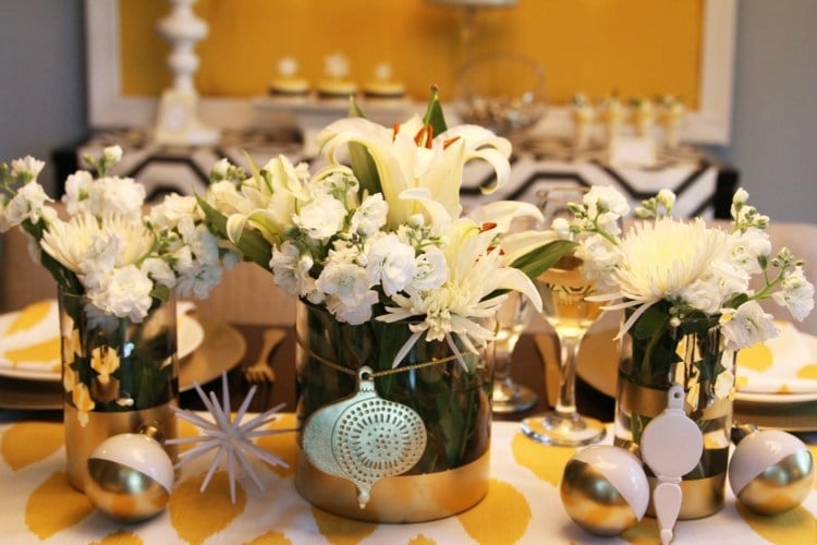 tischdeko zu weihnachten vasen glas gold streifen lilien