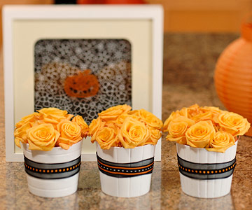 tischdekoration halloween orange rosen weiße vasen