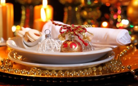 tischdekorationen für weihnachten teller gold kette kugeln romantisch