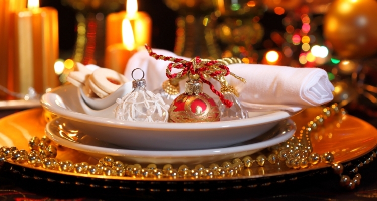 tischdekorationen für weihnachten teller gold kette kugeln romantisch