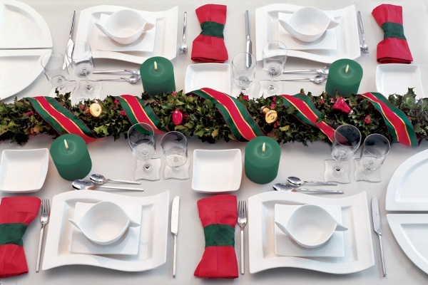 tischdekorationen weihnachten mistelzweige grüne kerzen rote servietten