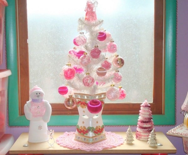 ungewöhnliche weihnachtsdeko weißer kunstbaum rosa baumkugeln