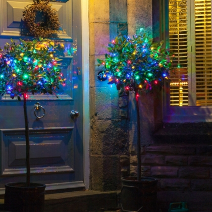 Funkelnde Weihnachtsdeko Mit Lichterketten Für Die Hausfassade