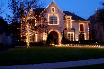 Funkelnde Weihnachtsdeko Mit Lichterketten Für Die Hausfassade