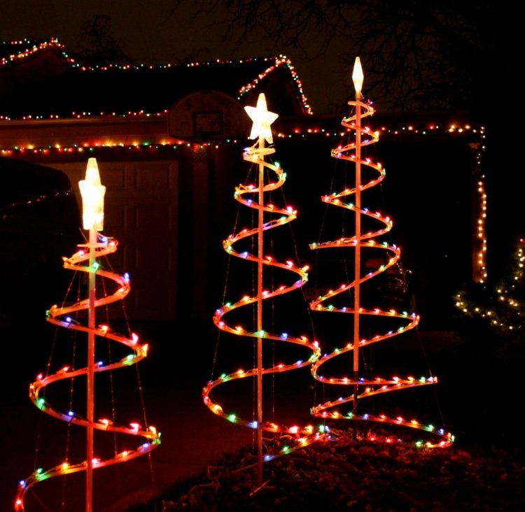 weihnachtsdeko mit lichterketten spirale tannenbaeume imitation bunte lampen