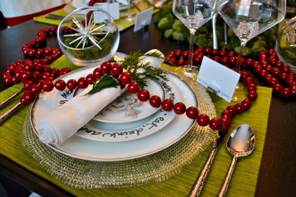 weihnachtsdeko festtafel serviettenring tannenzweig rote girlande