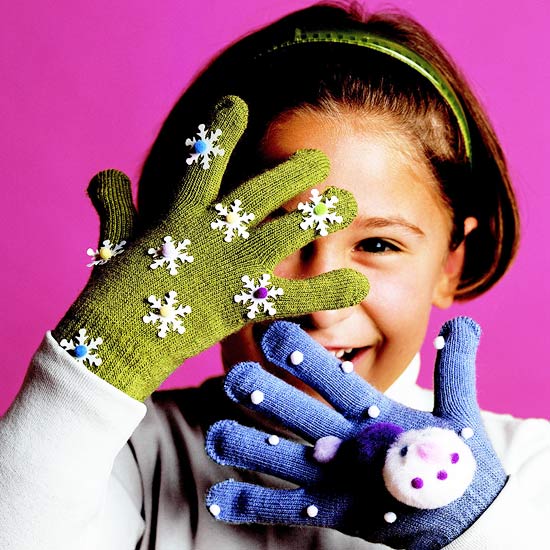 weihnachten mit kindern basteln schneeflocken handschuhe pompoms